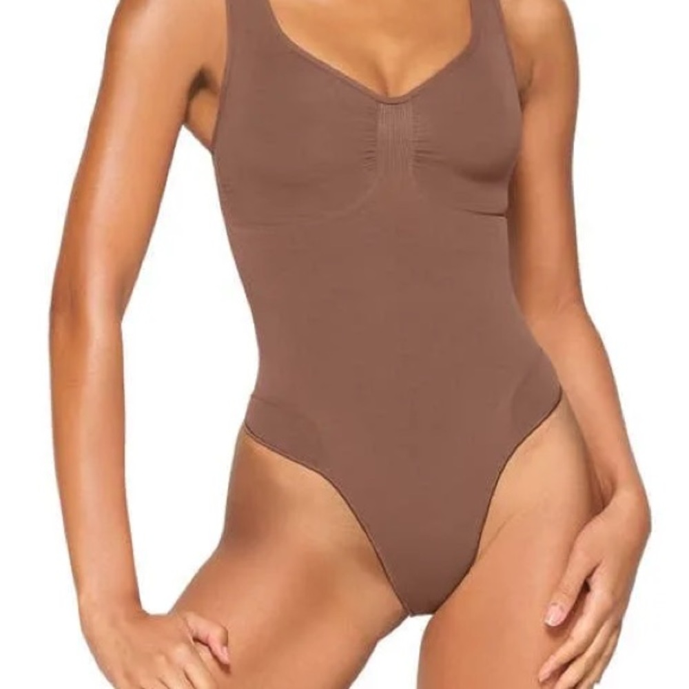 NWT SKIMS sculpting scoop neck thing bodysuit